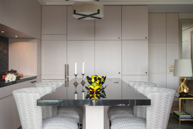 Réalisation d'une salle à manger ouverte sur la cuisine design de taille moyenne avec parquet clair et un mur beige.