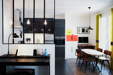 Inspiration för en mellanstor minimalistisk matplats med öppen planlösning, med vita väggar och mörkt trägolv