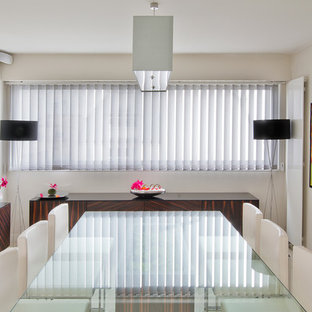 Exemple d'une grand salle à manger tendance fermée avec un mur blanc, un sol en carrelage de céramique et aucune cheminée.