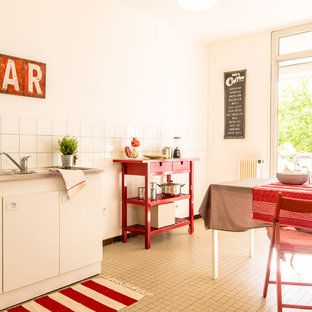 Aménagement d'une salle à manger ouverte sur la cuisine campagne de taille moyenne avec un mur blanc et aucune cheminée.