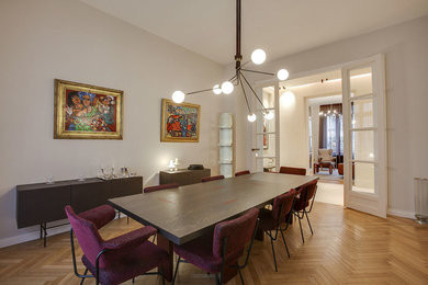 Geschlossenes, Großes Modernes Esszimmer mit weißer Wandfarbe und hellem Holzboden in Paris