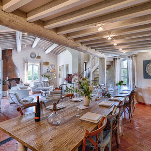 Inspiration pour une grand salle à manger méditerranéenne avec un sol en carreau de terre cuite.