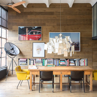 Exemple d'une salle à manger industrielle avec un mur marron, un sol en bois foncé et un sol marron.