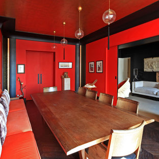 Idées déco pour une salle à manger asiatique avec un mur rouge et un sol en bois foncé.