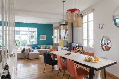 Inspiration pour une salle à manger bohème avec un mur blanc, un sol en bois brun et un sol marron.