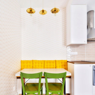 Inspiration pour une petit salle à manger ouverte sur le salon vintage avec un mur rose, un sol en bois clair et aucune cheminée.