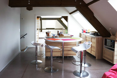 Diseño de cocina contemporánea con suelo de cemento y suelo marrón