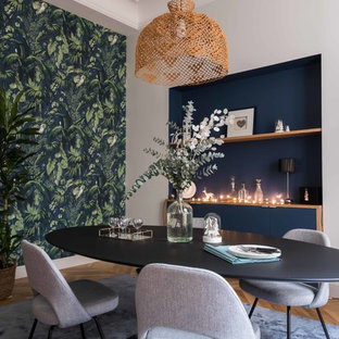 Idées déco pour une salle à manger classique avec un mur bleu, un sol en bois clair et un sol marron.