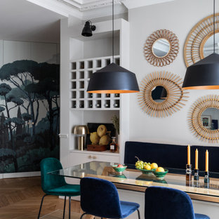 Foto di una grande sala da pranzo aperta verso la cucina minimal con pareti grigie, parquet chiaro, soffitto a cassettoni e carta da parati