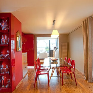 Exemple d'une grand salle à manger ouverte sur le salon tendance avec un mur beige et un sol en bois brun.