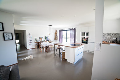 Large contemporary kitchen/dining room in Grenoble with grey walls.
