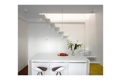 Idée de décoration pour une petite salle à manger ouverte sur le salon design avec un mur blanc et aucune cheminée.
