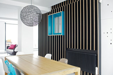 Idee per una sala da pranzo aperta verso il soggiorno design di medie dimensioni con pareti nere