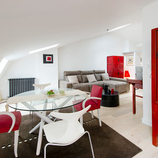Idées déco pour une salle à manger ouverte sur la cuisine contemporaine avec un sol en bois clair et un mur blanc.