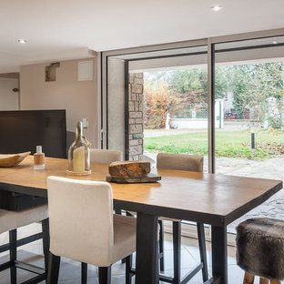 Ispirazione per una grande sala da pranzo industriale con pareti beige, nessun camino, pavimento con piastrelle in ceramica e pavimento bianco