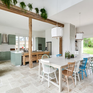 Aménagement d'une très grand salle à manger ouverte sur le salon campagne avec un mur blanc, un sol en marbre et un sol beige.