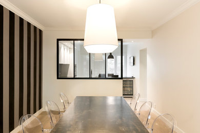 Réalisation d'une salle à manger design fermée et de taille moyenne avec un mur blanc, parquet clair, aucune cheminée et un sol beige.