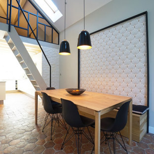 Réalisation d'une salle à manger tradition de taille moyenne et fermée avec un sol en carreau de terre cuite, un mur beige et aucune cheminée.
