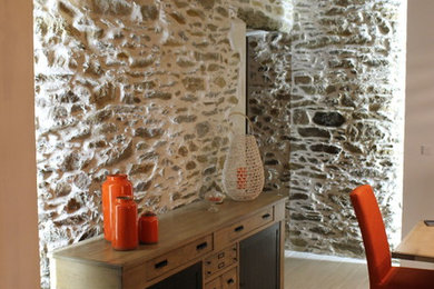 Cette image montre une salle à manger design avec un mur beige et parquet clair.