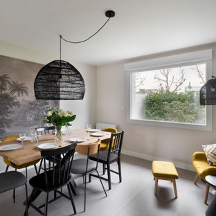 Cette photo montre une salle à manger tendance avec un mur gris et un sol gris.