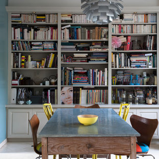 Réalisation d'une salle à manger bohème de taille moyenne et fermée avec un mur bleu, un sol en carrelage de céramique et aucune cheminée.