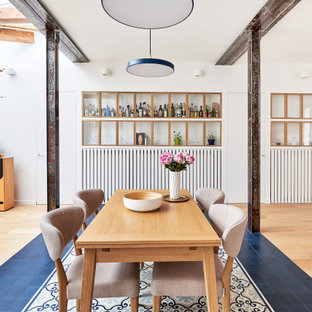 Idéer för stora funkis matplatser med öppen planlösning, med vita väggar, klinkergolv i terrakotta och blått golv