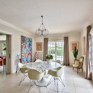 Réalisation d'une salle à manger marine avec un mur beige et un sol blanc.