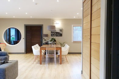 Idées déco pour une salle à manger contemporaine.