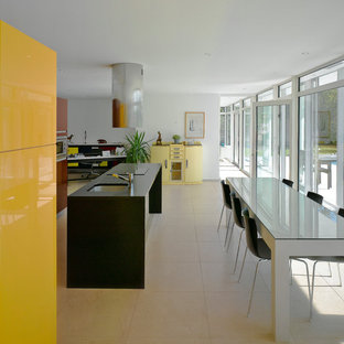 Exemple d'une grand salle à manger ouverte sur le salon tendance avec un mur blanc, un sol en carrelage de céramique et aucune cheminée.