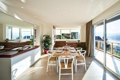 Idées déco pour une salle à manger ouverte sur le salon moderne de taille moyenne avec un mur beige et un sol en carrelage de céramique.