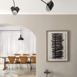 Idee per una grande sala da pranzo aperta verso il soggiorno mediterranea con pareti bianche, pavimento in pietra calcarea, nessun camino e pavimento beige