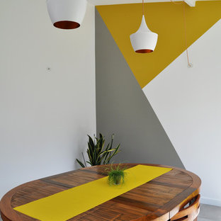 Inspiration pour une salle à manger design de taille moyenne avec un sol en carrelage de céramique, un sol gris et un mur multicolore.