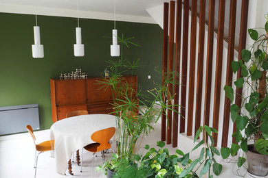Inspiration pour une salle à manger ouverte sur le salon design de taille moyenne avec un mur vert et aucune cheminée.