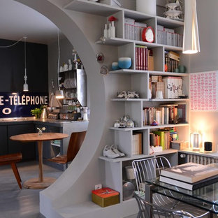 Cette image montre une salle à manger ouverte sur le salon bohème de taille moyenne avec un mur gris et un sol en bois peint.