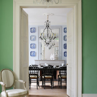 Idées déco pour une grand salle à manger classique fermée avec un mur vert.