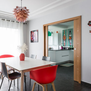 Réalisation d'une salle à manger design de taille moyenne et fermée avec un mur gris et un sol en carrelage de céramique.