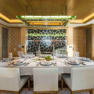 Réalisation d'une salle à manger design fermée et de taille moyenne avec moquette, un mur marron et aucune cheminée.