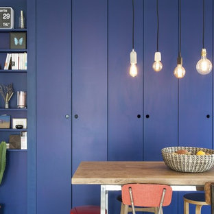 Exemple d'une salle à manger scandinave avec un mur bleu et aucune cheminée.