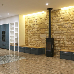 Esempio di una grande sala da pranzo aperta verso il soggiorno contemporanea con pareti bianche, pavimento con piastrelle in ceramica, stufa a legna e pavimento blu