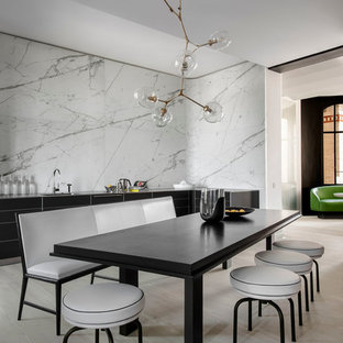 Inspiration pour une grand salle à manger ouverte sur le salon nordique avec un sol en bois clair et un mur blanc.