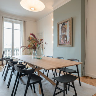 Idées déco pour une salle à manger classique avec un mur bleu, un sol en bois brun et un sol marron.