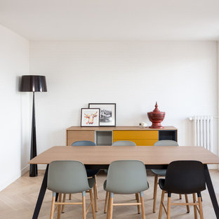 Idée de décoration pour une salle à manger nordique fermée et de taille moyenne avec un mur blanc, un sol en bois clair, un sol beige et aucune cheminée.