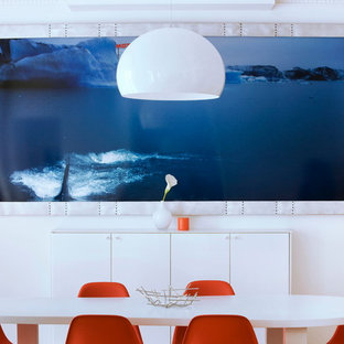 Idée de décoration pour une salle à manger design fermée et de taille moyenne avec un mur blanc et aucune cheminée.