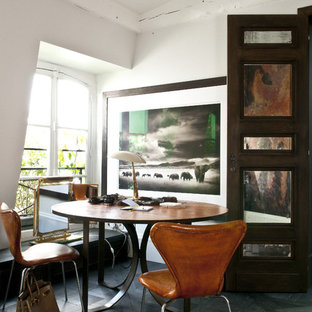 Exemple d'une salle à manger éclectique fermée et de taille moyenne avec un mur blanc, un sol en bois foncé et aucune cheminée.