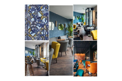 Réalisation d'une grande salle à manger ouverte sur le salon design avec un mur bleu, un sol en bois brun et du papier peint.