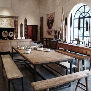 Exemple d'une grand salle à manger éclectique fermée avec un mur beige, une cheminée standard et un manteau de cheminée en pierre.