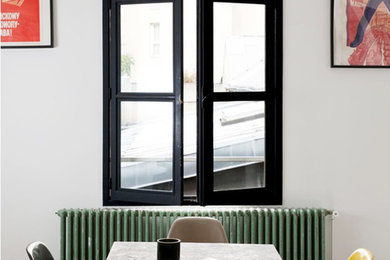 Idéer för mellanstora eklektiska matplatser med öppen planlösning, med vita väggar och ljust trägolv