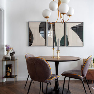Idées déco pour une salle à manger contemporaine de taille moyenne avec un mur blanc, un sol en bois brun et un sol marron.