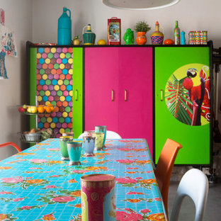 Idée de décoration pour une salle à manger bohème de taille moyenne avec un mur gris et un sol gris.