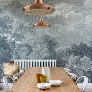 Cette photo montre une salle à manger tendance de taille moyenne avec un mur gris, un sol beige et du papier peint.